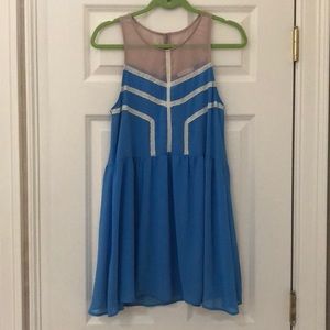 Lightweight dress with mesh upper neck
